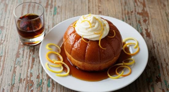 Baba au Rhum Classique : L'Élégance Moist et Parfumée